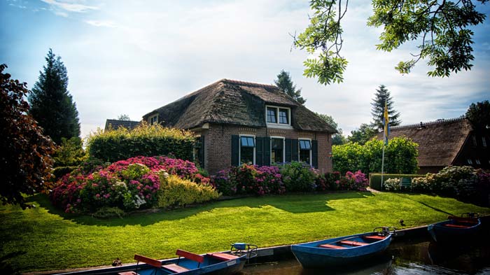 Beautiful bungalow with front yard